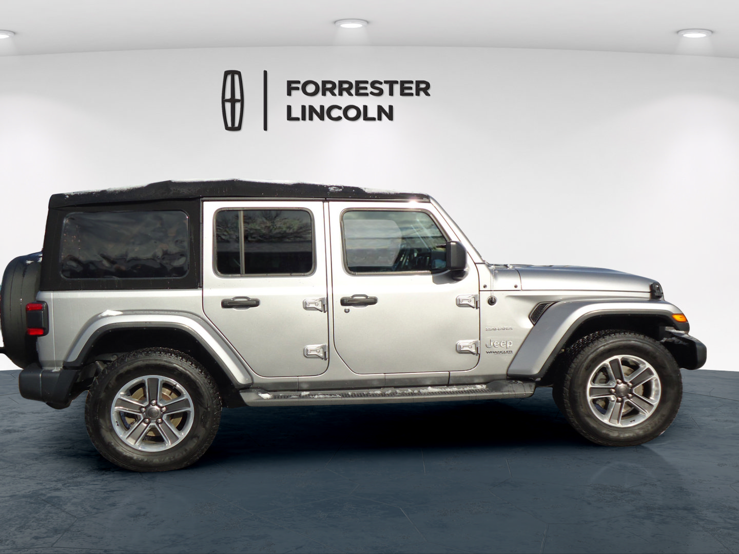Used 2019 Jeep Wrangler Unlimited Sahara w/ Dual Top Group AWD/4WD image 2