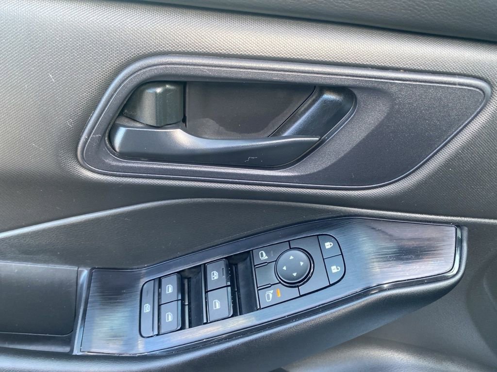 Used 2024 Nissan Rogue S image 11