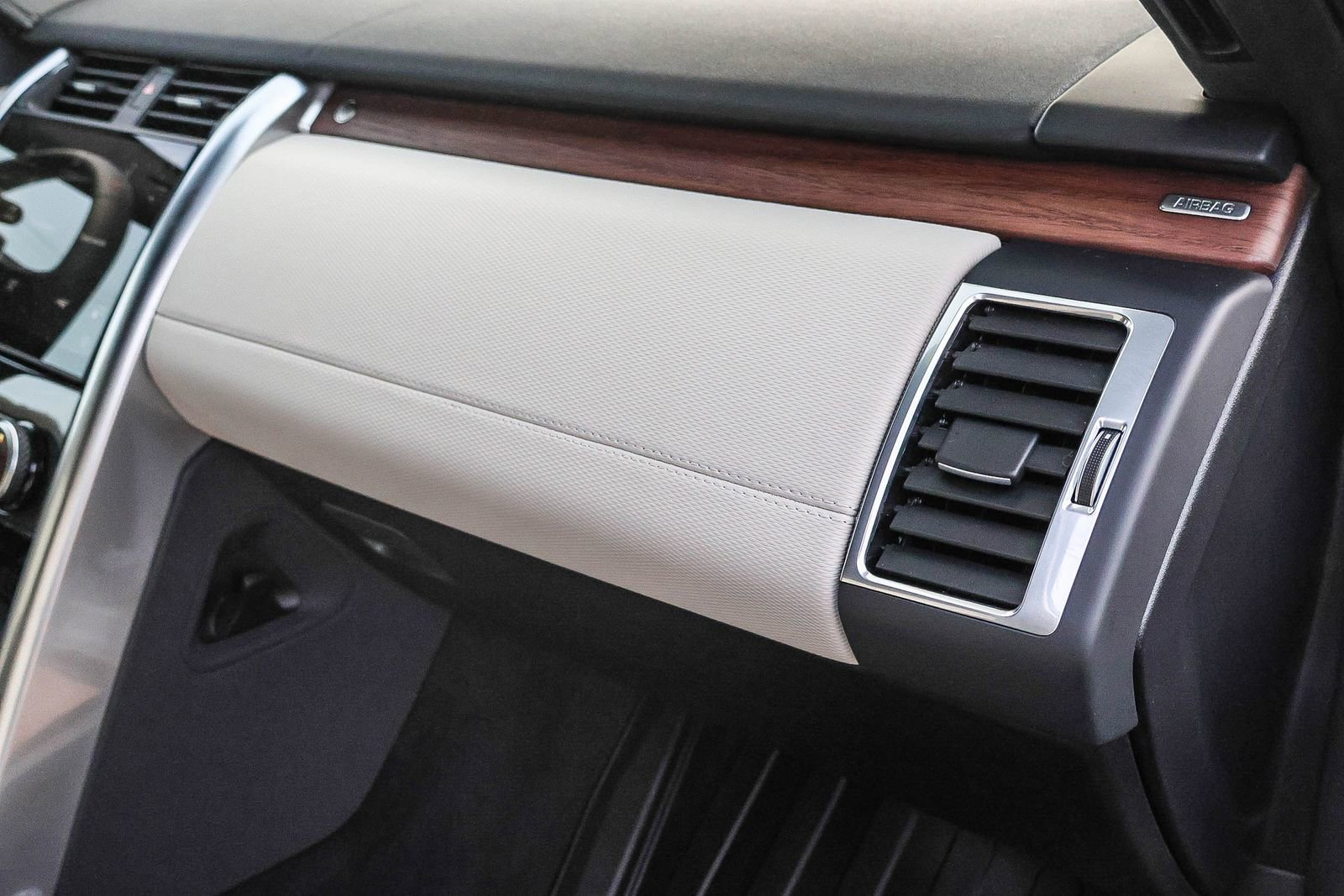 Used 2024 Land Rover Discovery Dynamic SE image 17