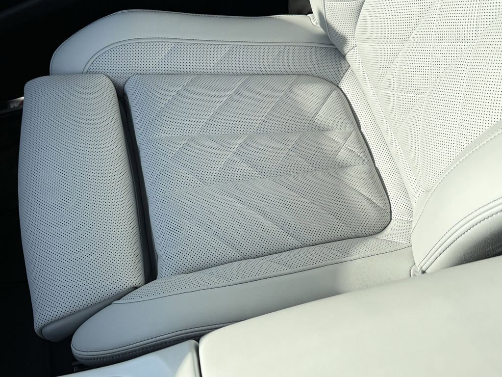 Used 2025 BMW X5 sDrive40i w/ M Sport Package image 32