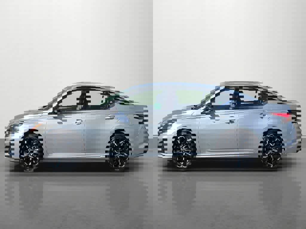 Used 2024 Nissan Altima 2.5 SR image 2