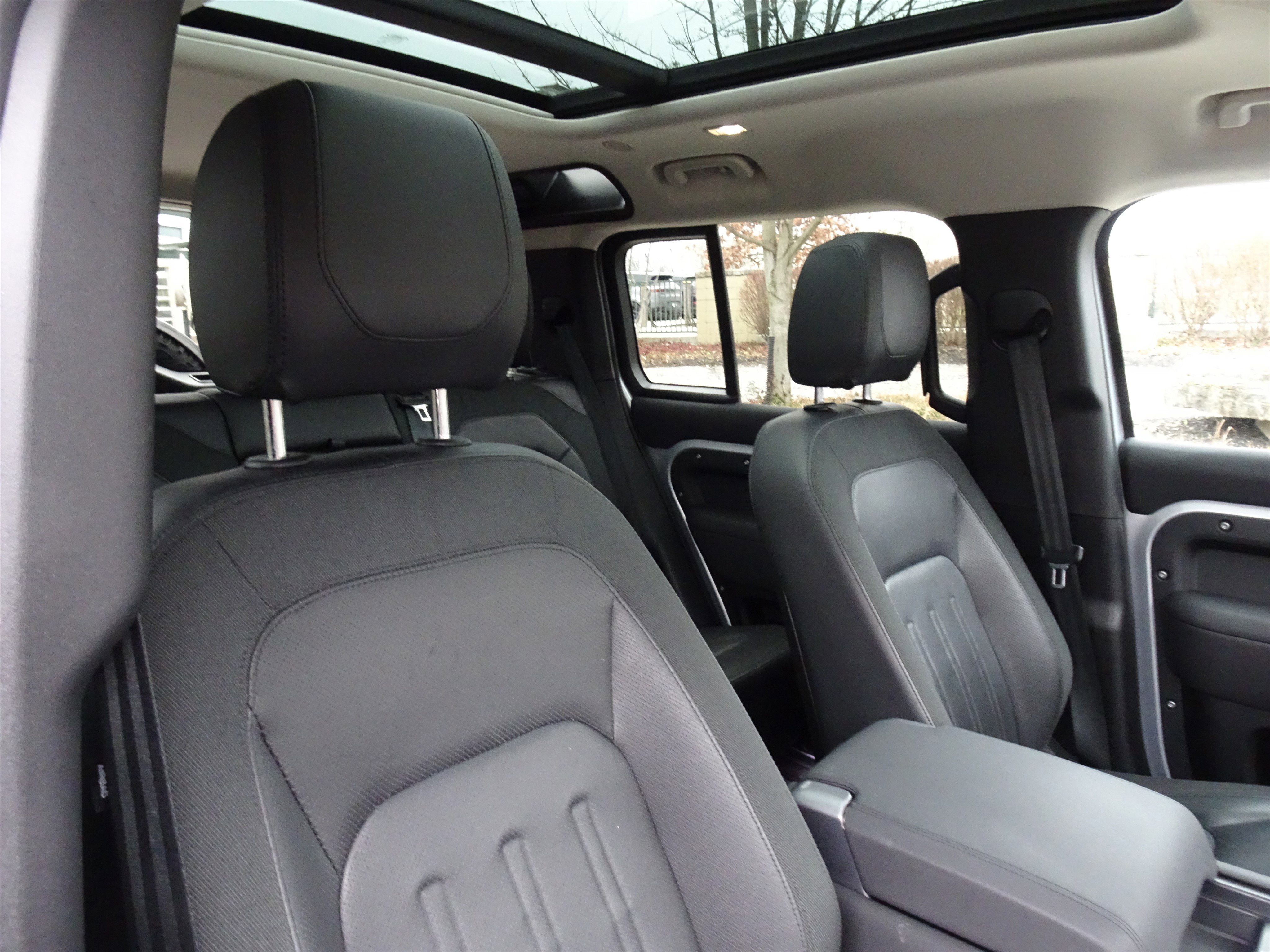 Used 2020 Land Rover Defender 110 SE image 29