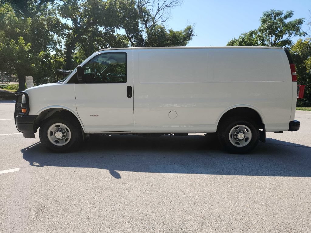 Used 2018 Chevrolet Express 2500 w/ Driver Convenience Package RWD image 4