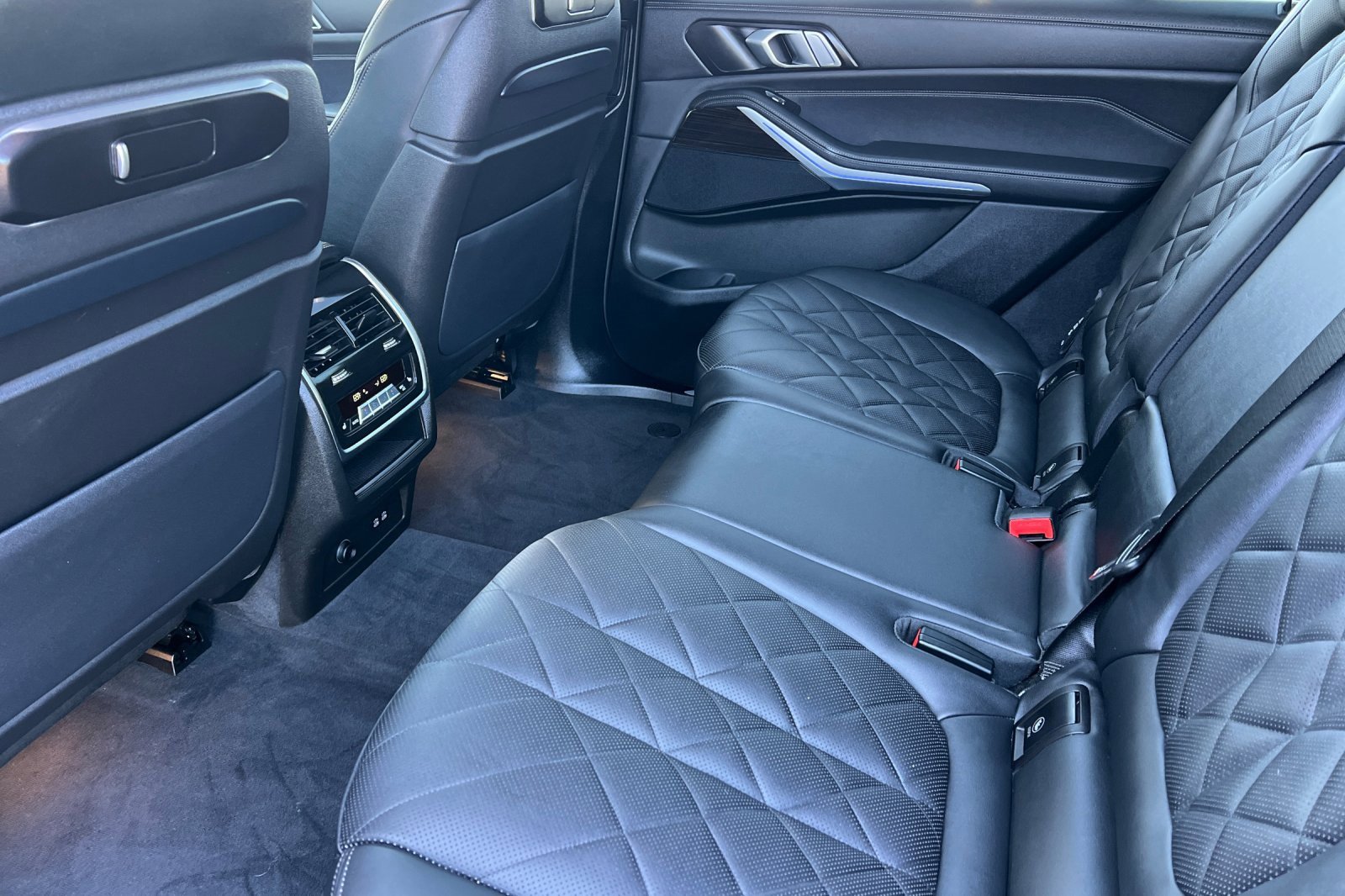 Used 2025 BMW X7 xDrive40i w/ Climate Comfort Package image 14