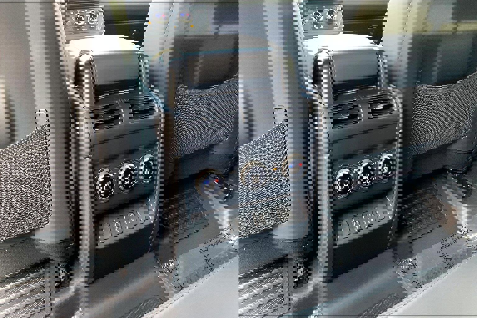 New 2026 Land Rover Defender 130 X-Dynamic SE image 20