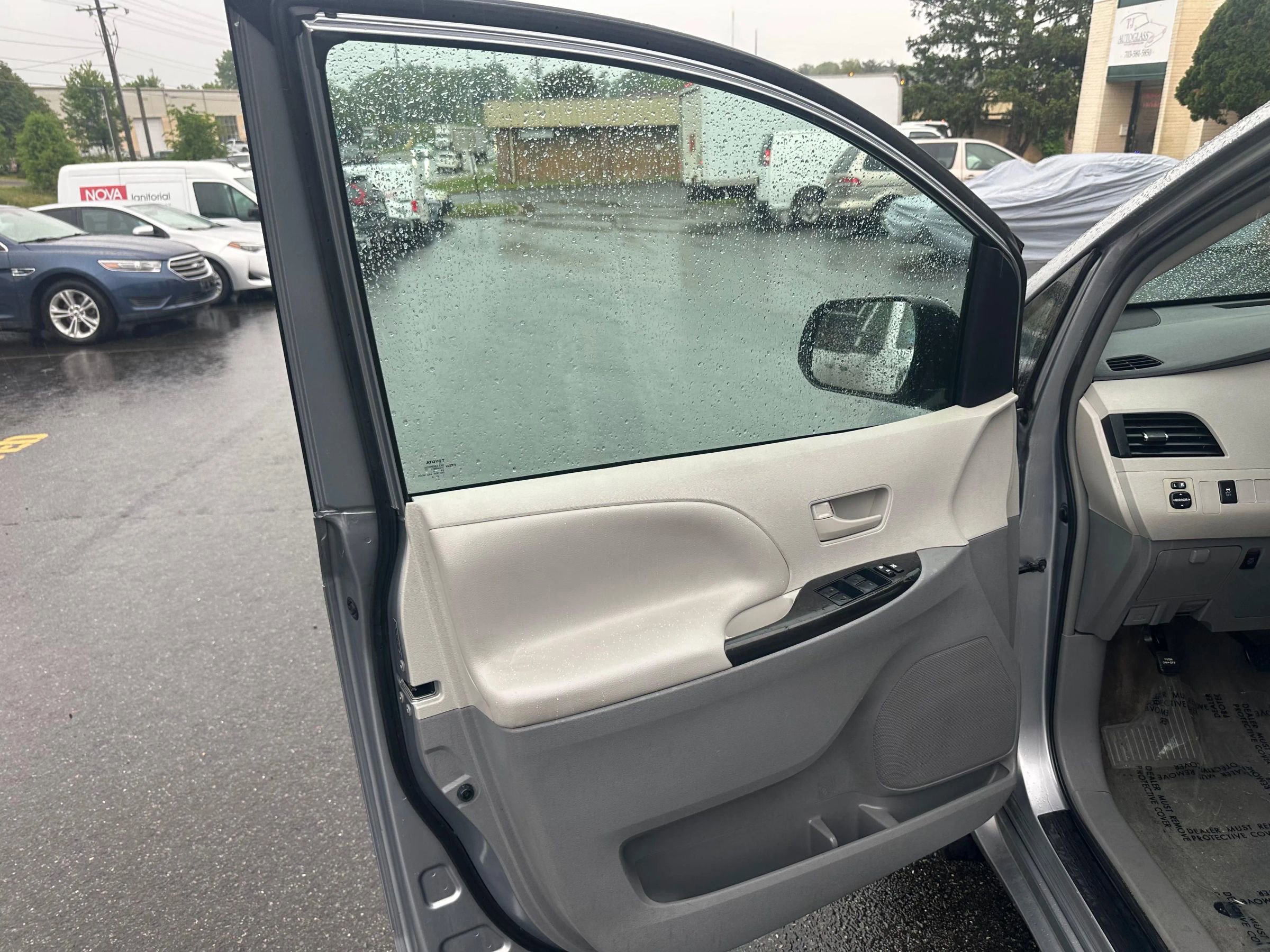 Used 2013 Toyota Sienna LE FWD image 22
