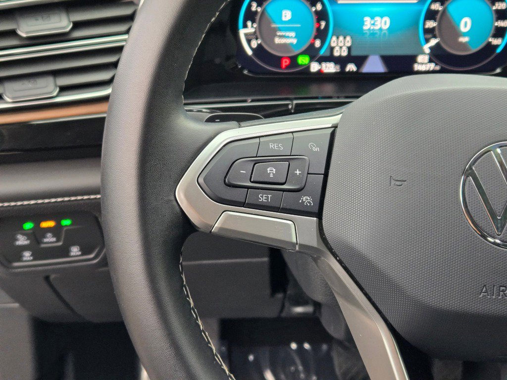 Used 2025 Volkswagen Atlas SE image 30