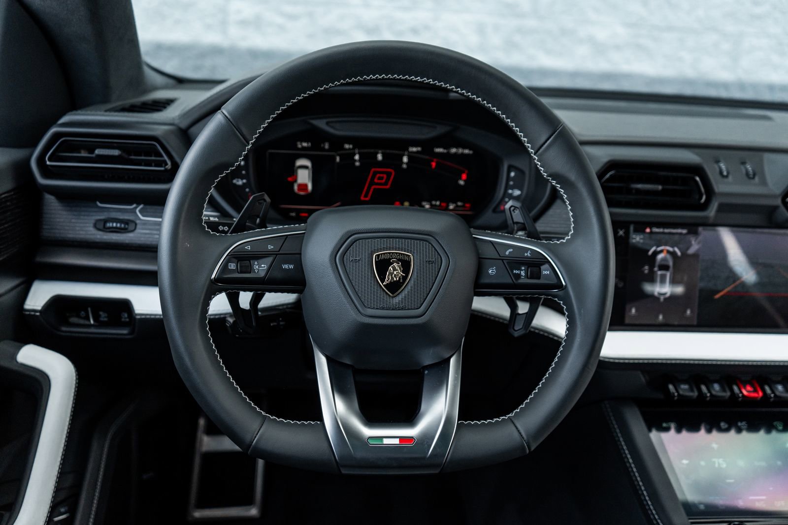 Used 2025 Lamborghini Urus SE AWD/4WD image 32