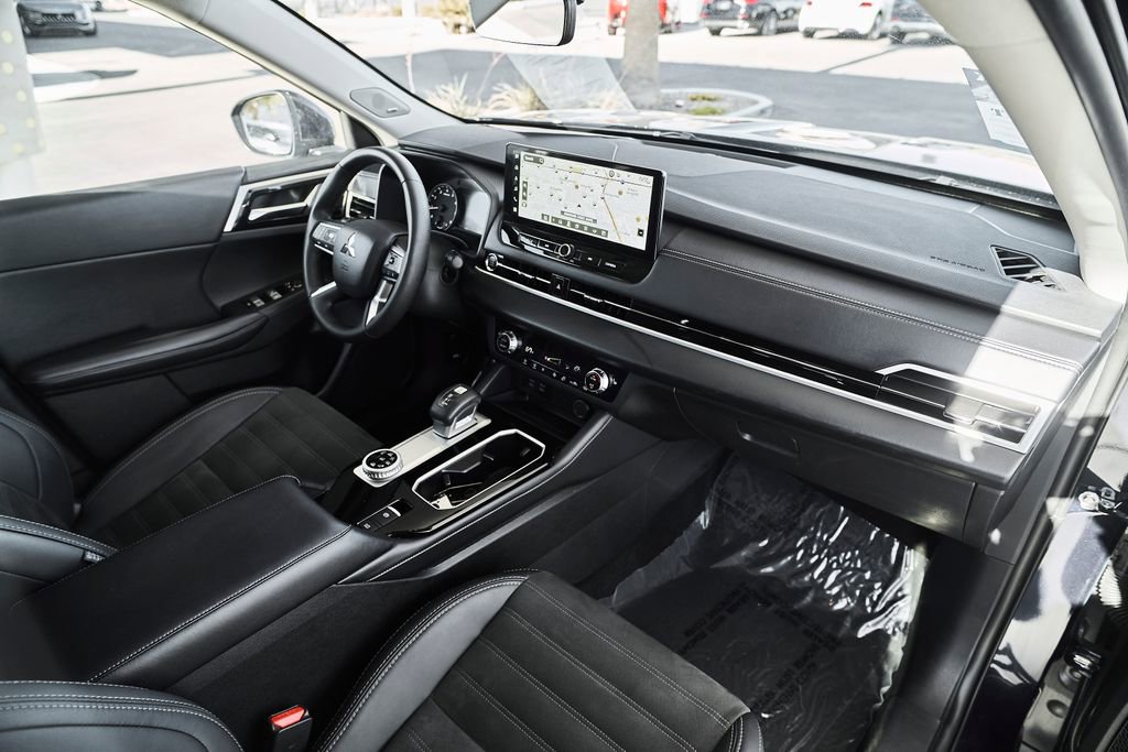 Used 2025 Mitsubishi Outlander SE AWD/4WD image 43