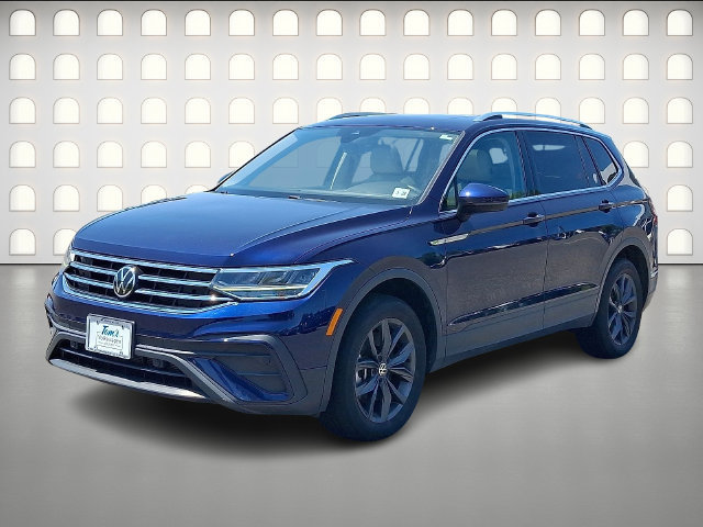 Used 2023 Volkswagen Tiguan SE w/ Panoramic Sunroof Package AWD/4WD image 3