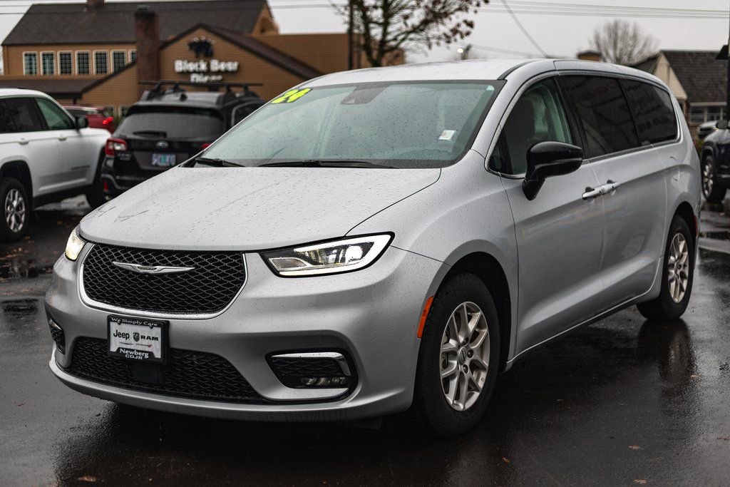 Used 2024 Chrysler Pacifica Touring-L image 4