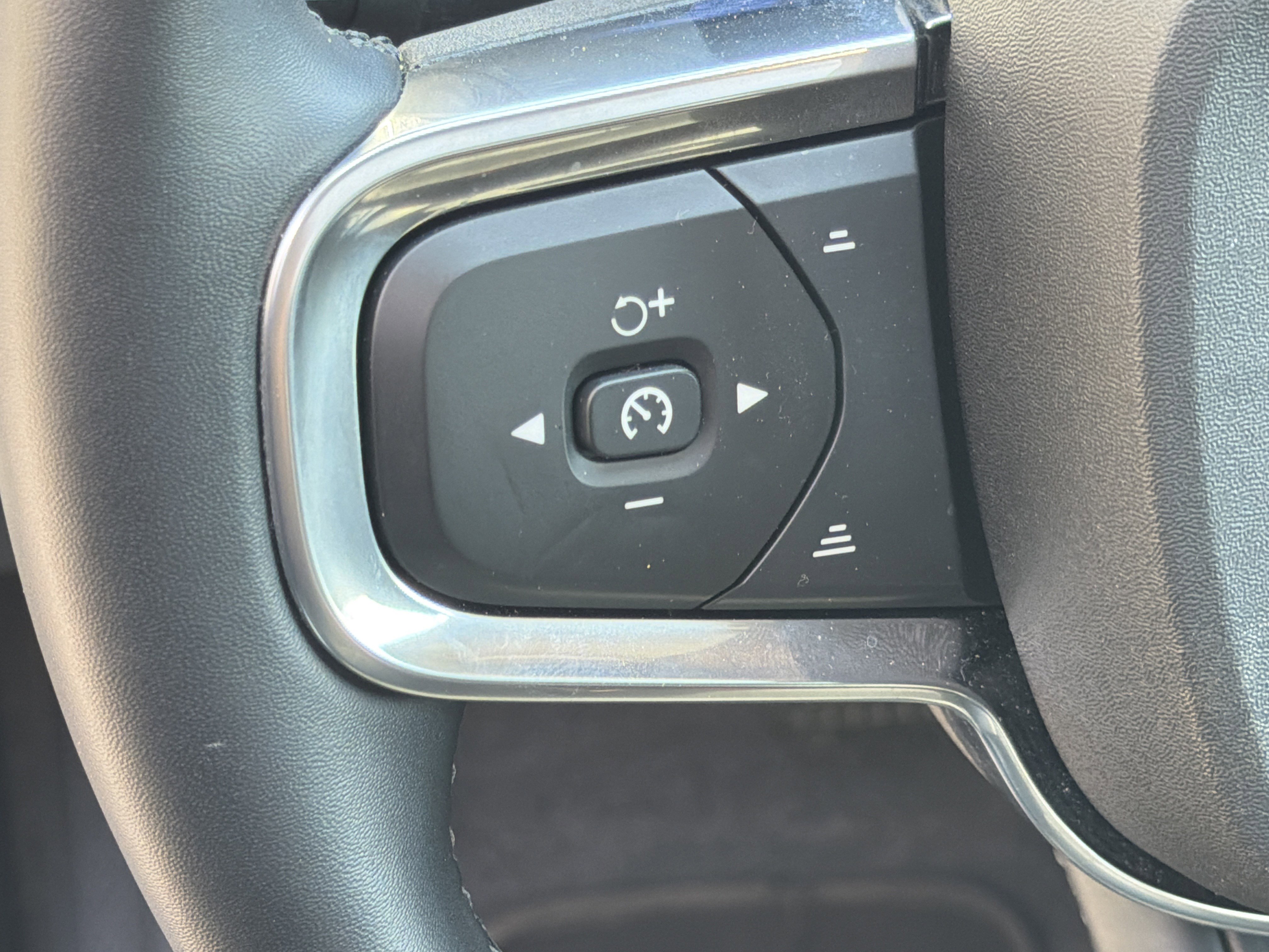 Certified 2025 Volvo XC40 B5 Core image 19