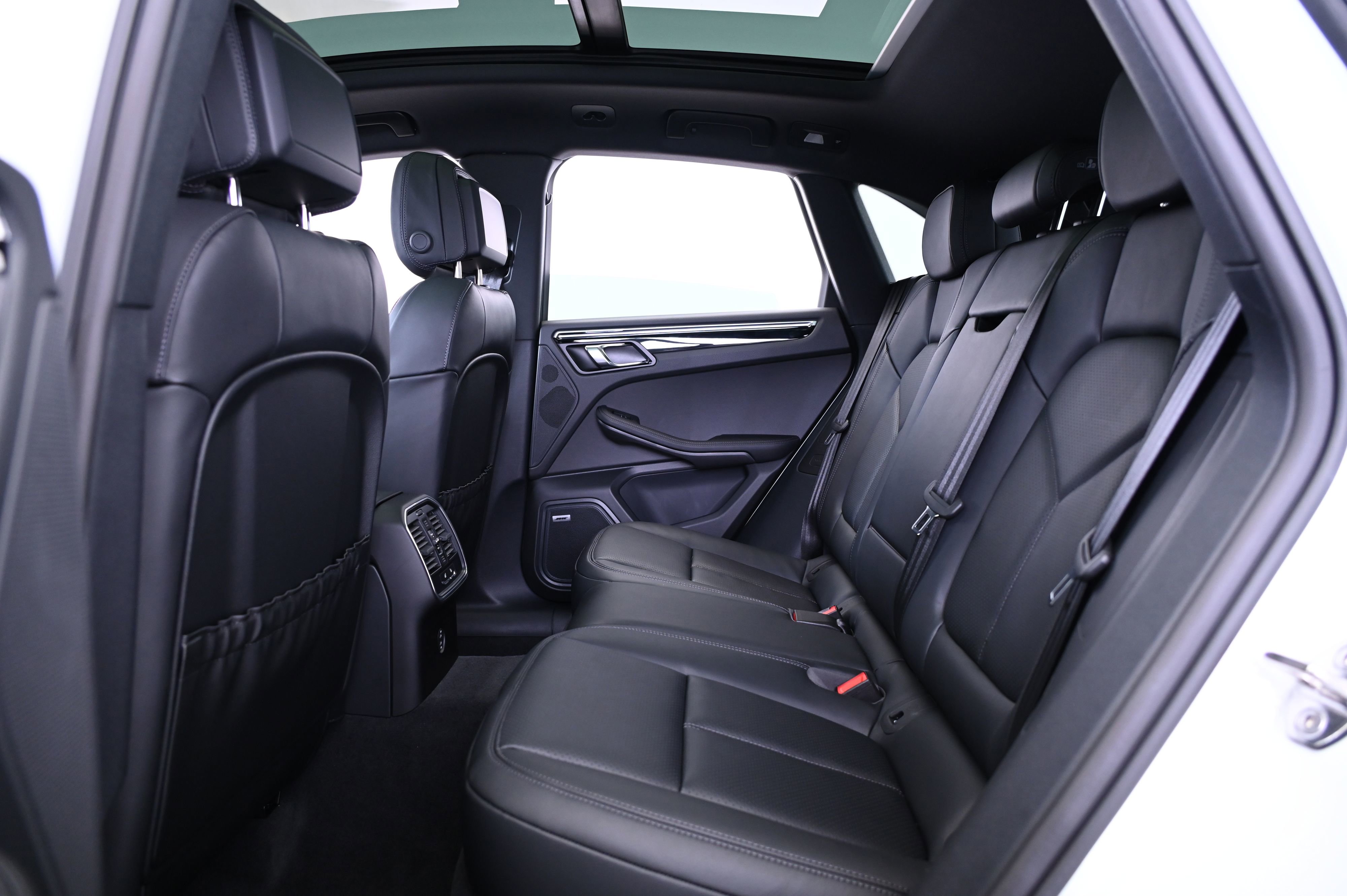 Certified 2025 Porsche Macan image 32