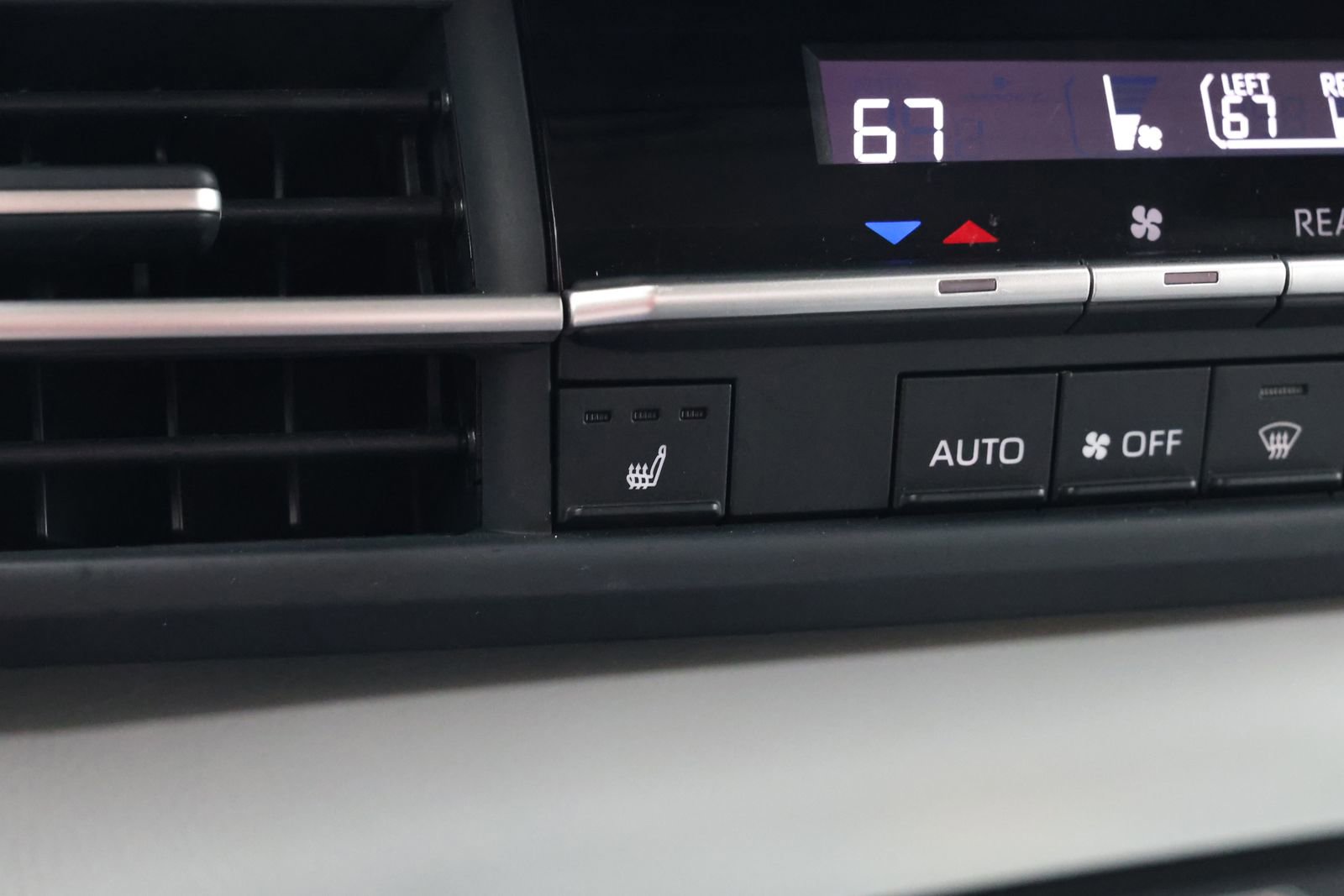 Used 2025 Toyota Sienna XLE image 4