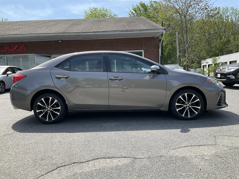 Used 2018 Toyota Corolla SE w/ SE Premium Package FWD image 4