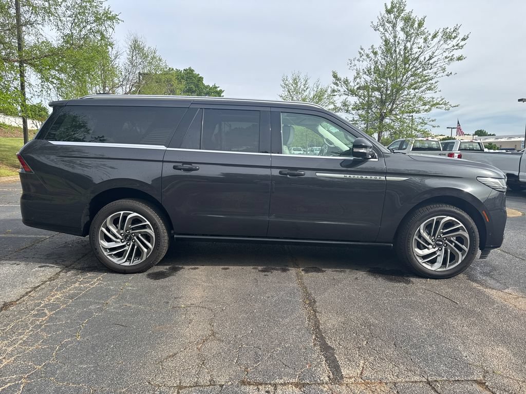 New 2025 Lincoln Navigator L Reserve AWD/4WD image 4