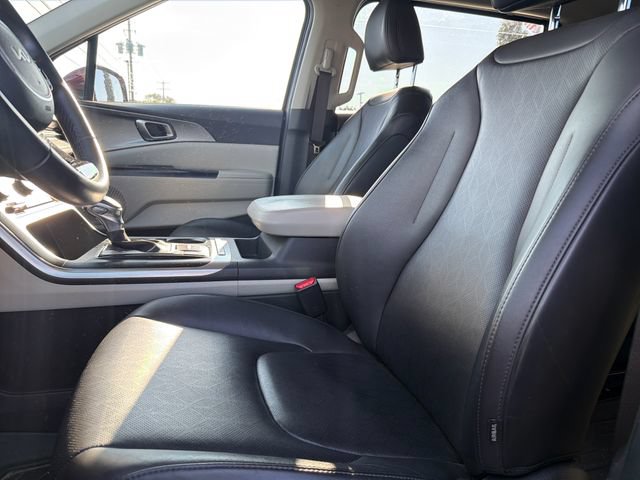 Used 2023 Kia Carnival LX FWD image 10