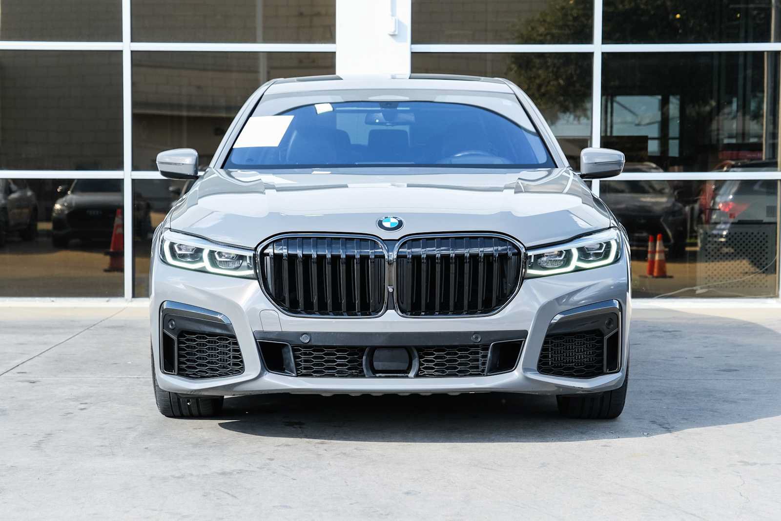 Used 2022 BMW M760i xDrive w/ Luxury Rear Seating Package AWD/4WD image 2