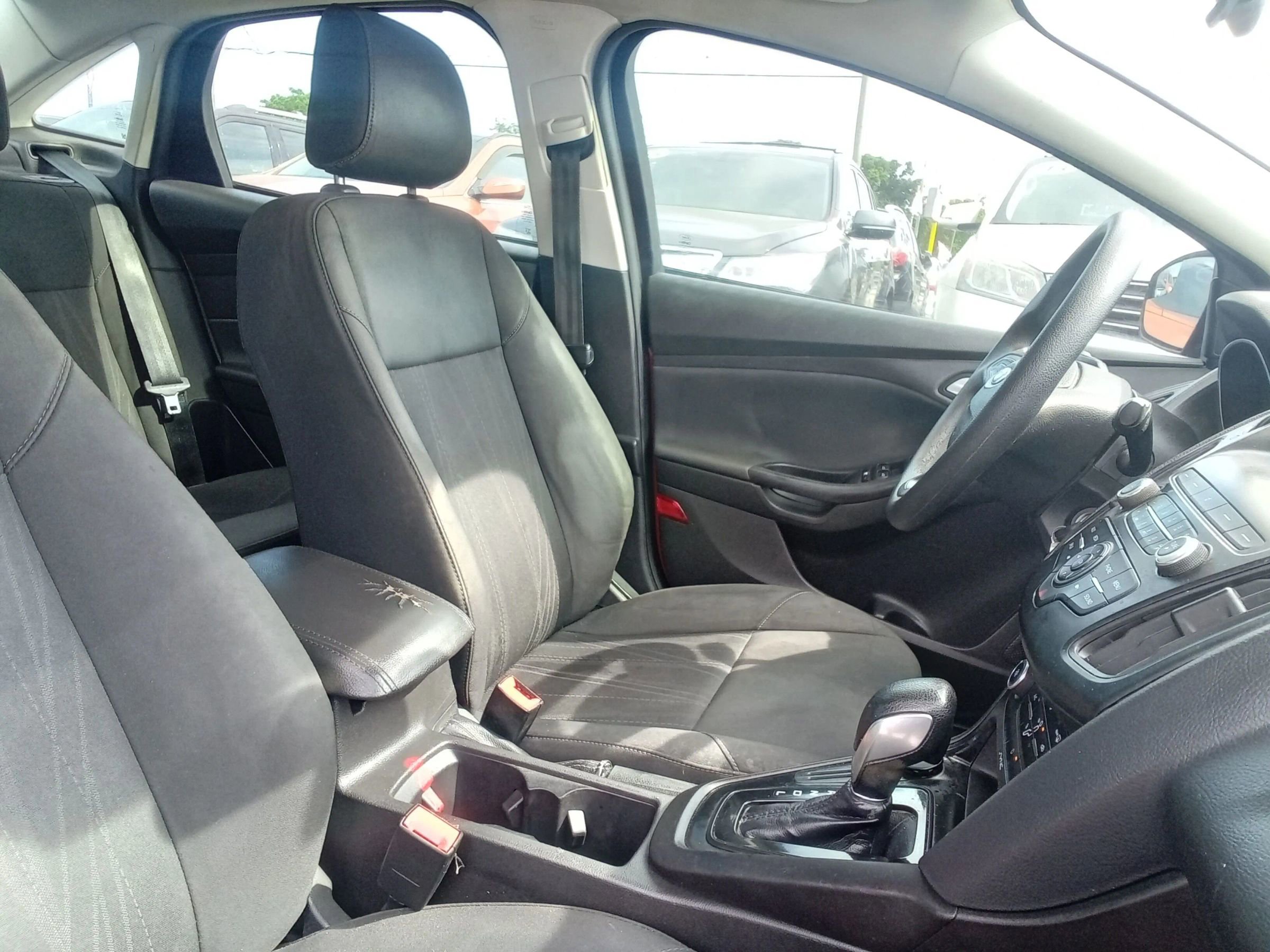 Used 2018 Ford Focus SE w/ SE Appearance Package FWD image 18