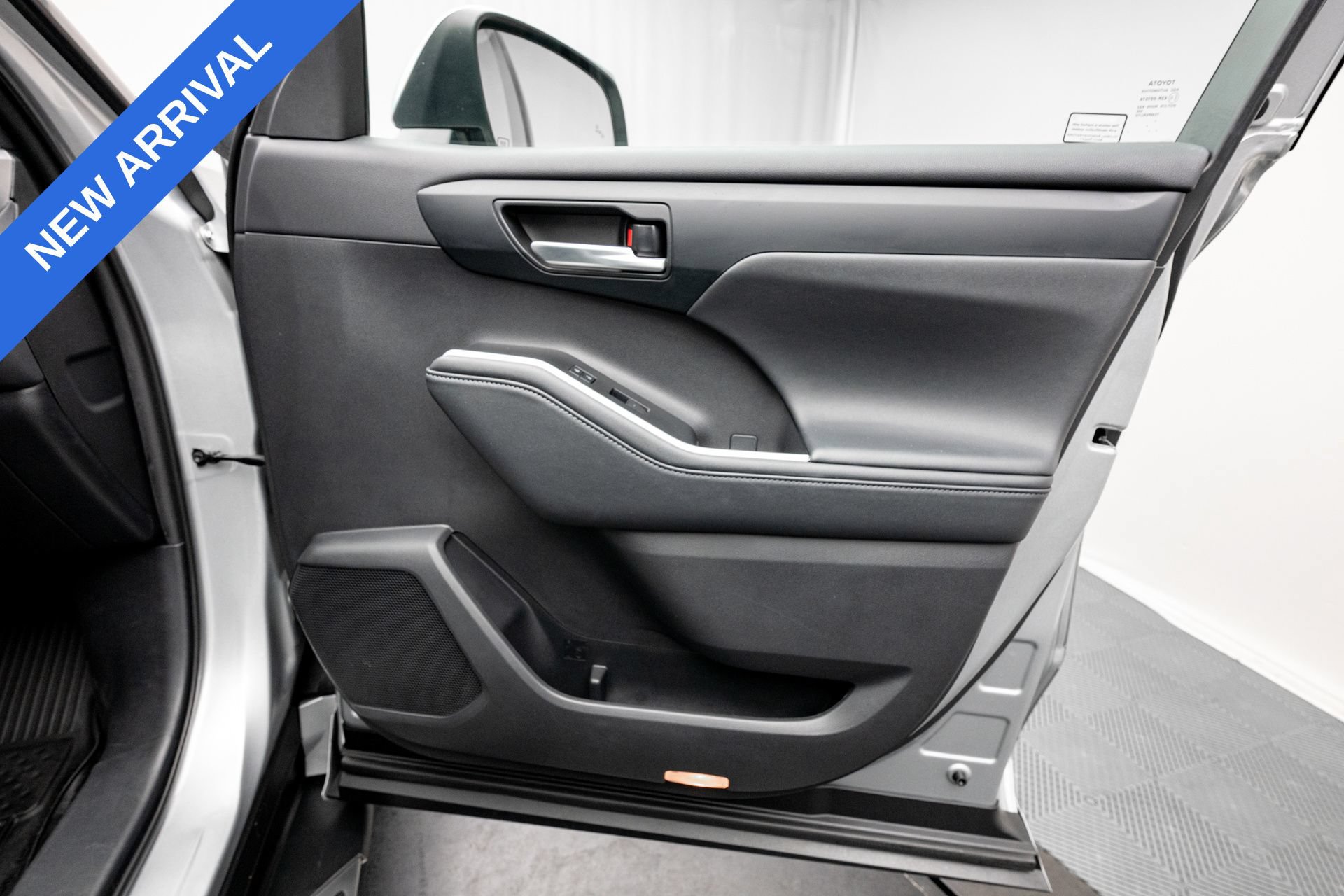 Used 2021 Toyota Highlander XLE AWD/4WD image 27
