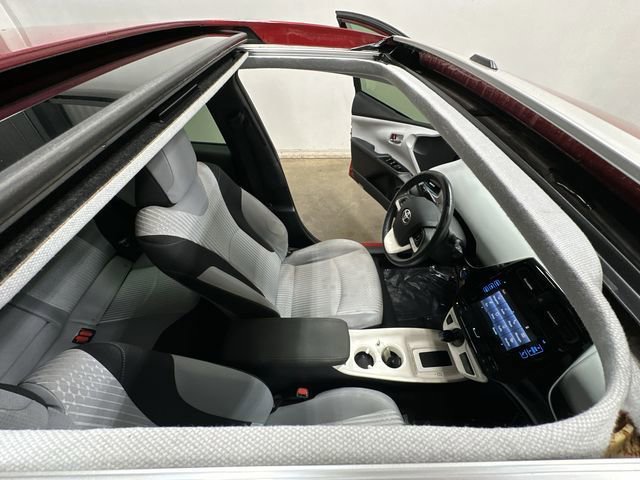 Used 2018 Toyota Prius Three w/ Advanced Technology Package image 6