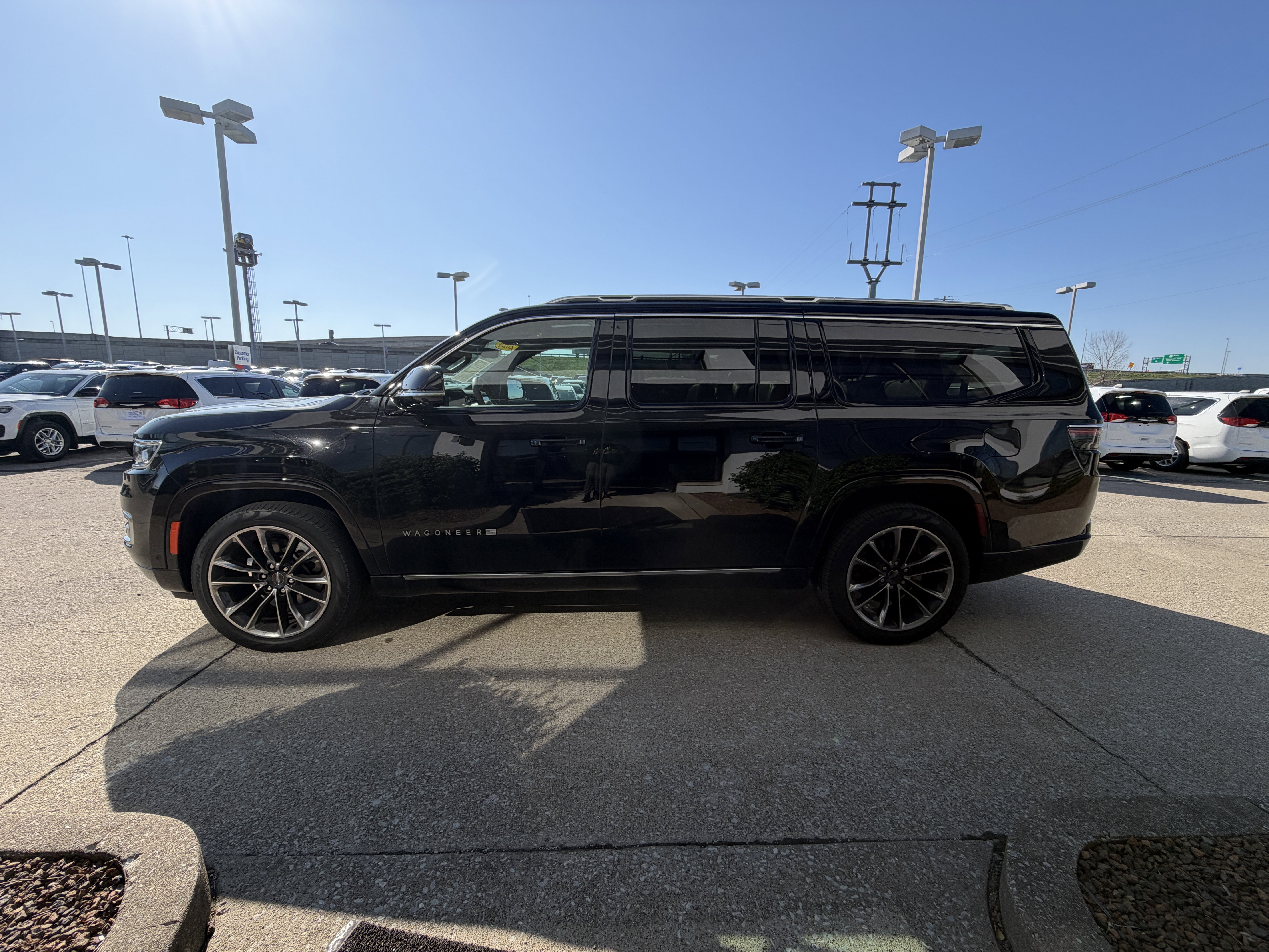 Used 2024 Jeep Wagoneer L Series III w/ Premium Group I image 15