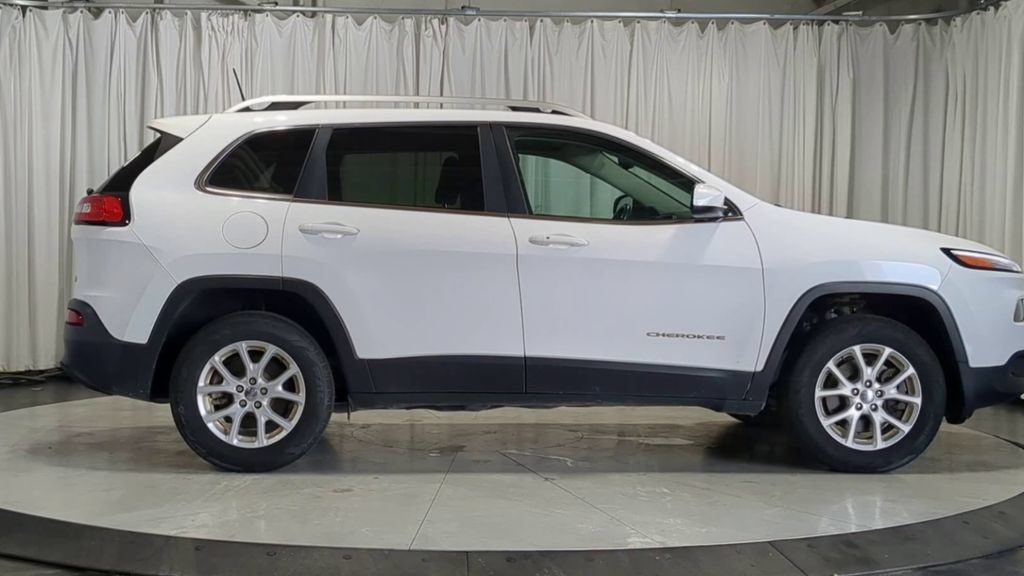 Used 2017 Jeep Cherokee Latitude w/ Comfort/Convenience Group AWD/4WD image 11