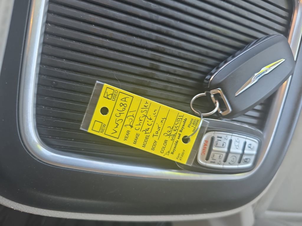 Used 2021 Chrysler Pacifica Touring-L w/ Premium & Safety Sphere Group image 35