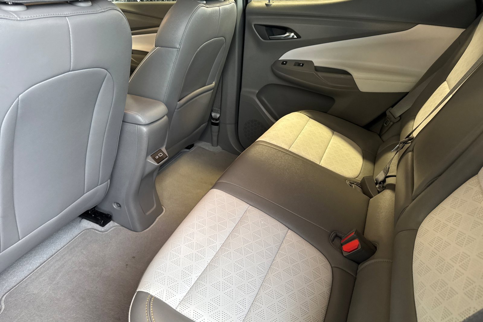 Used 2022 Chevrolet Bolt EUV Premier w/ Sun & Sound Package image 13