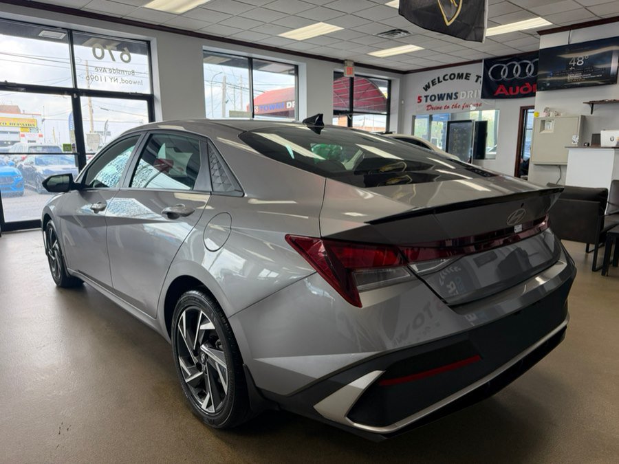 Used 2025 Hyundai Elantra Sport FWD image 11