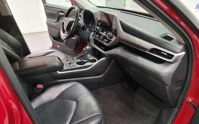 Used 2023 Toyota Highlander XLE FWD image 13