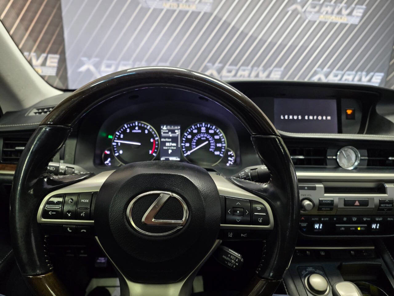 Used 2016 Lexus ES 350 w/ Luxury Package w/Wood Trim image 19