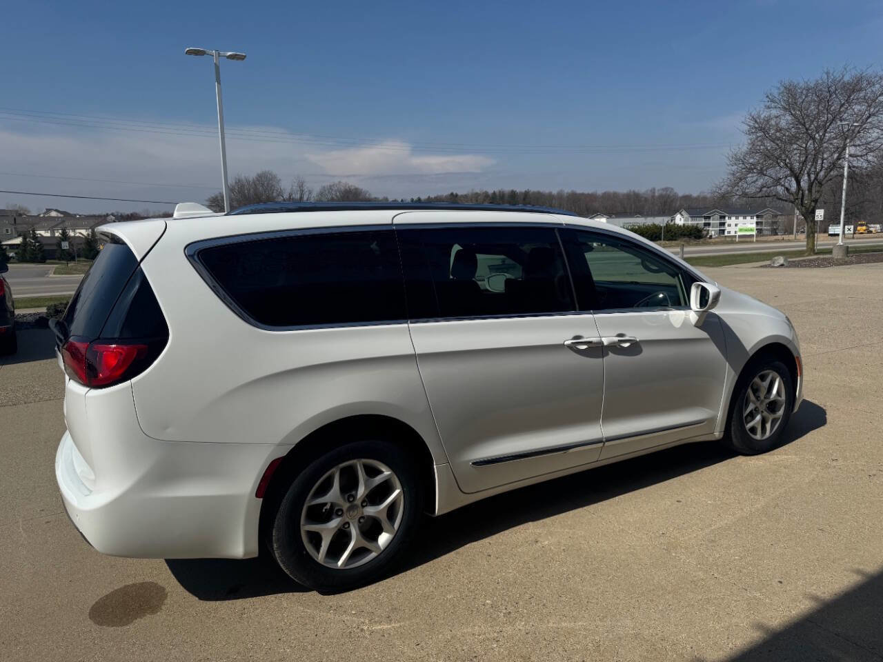Used 2017 Chrysler Pacifica Touring-L Plus w/ Tire & Wheel Group image 29