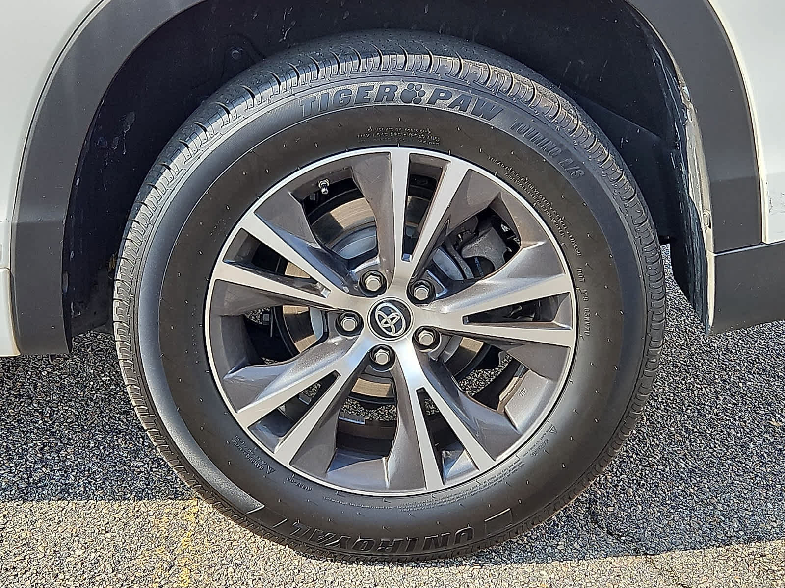 Used 2017 Toyota Highlander LE FWD image 36