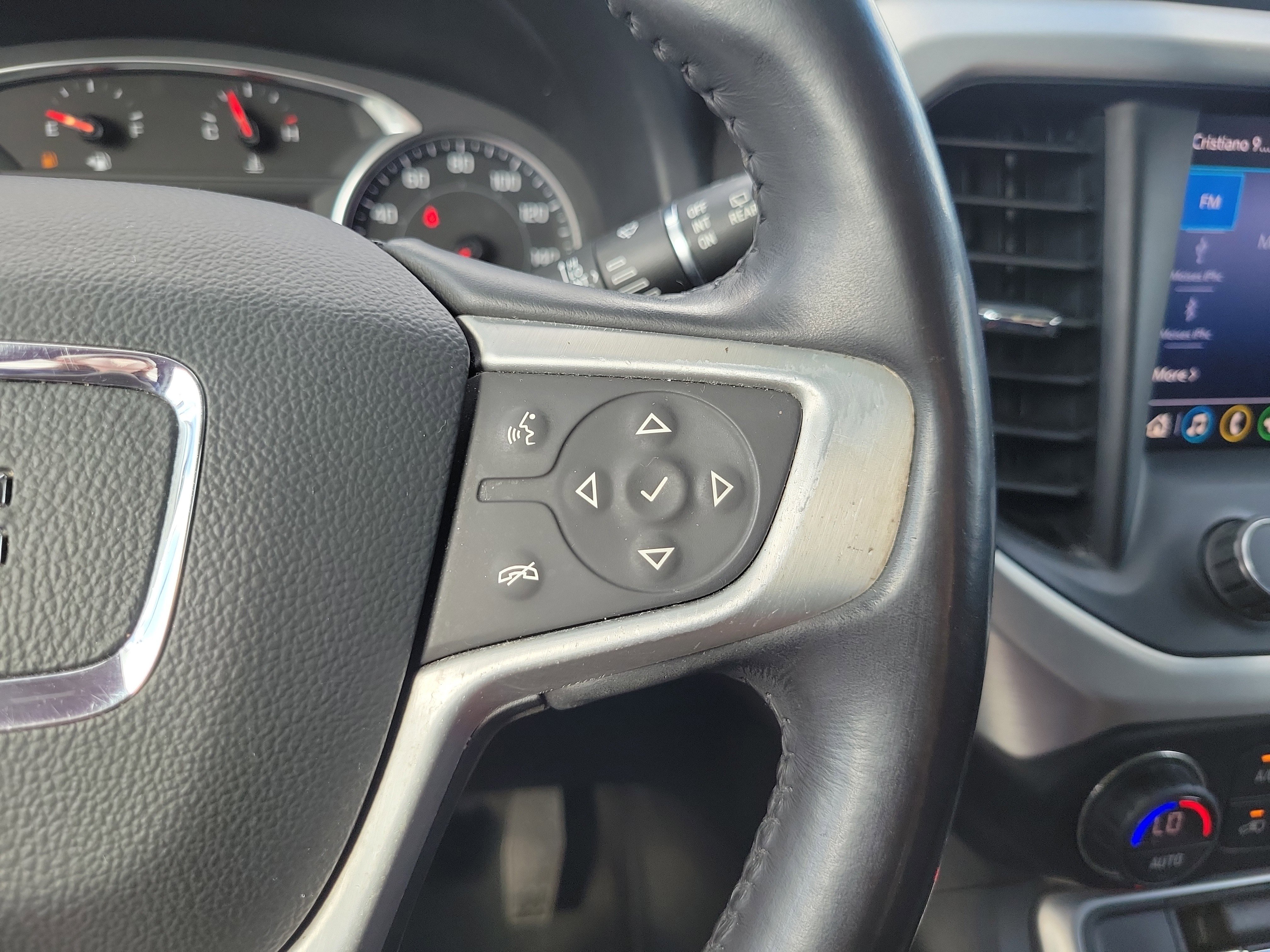 Used 2020 GMC Acadia SLE image 19