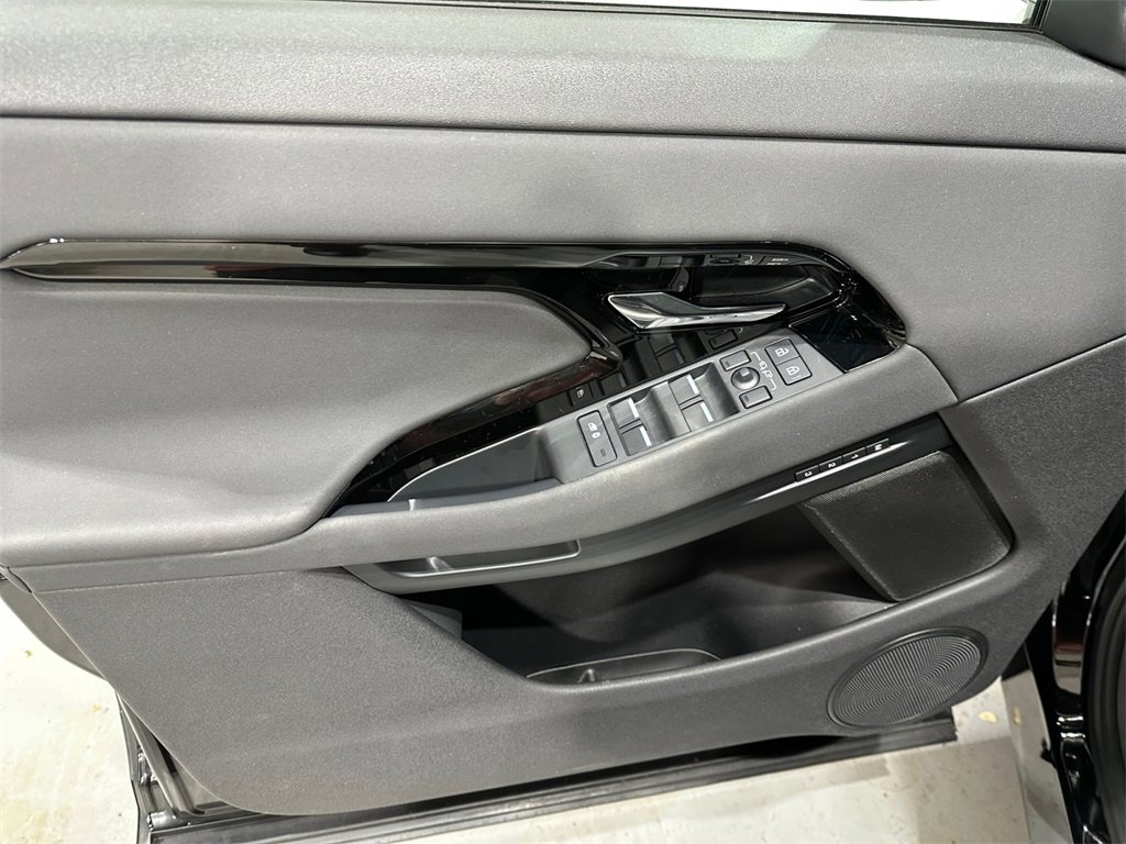 Used 2025 Land Rover Range Rover Evoque Dynamic SE image 17