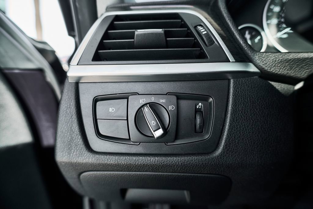 Used 2018 BMW 320i Sedan image 28