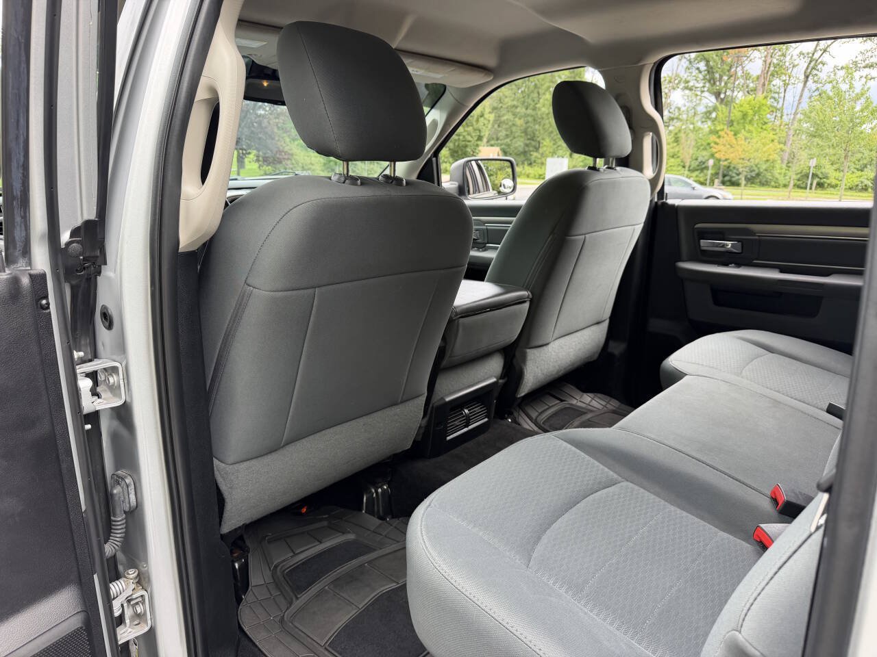 Used 2016 RAM 1500 Classic SLT AWD/4WD image 32