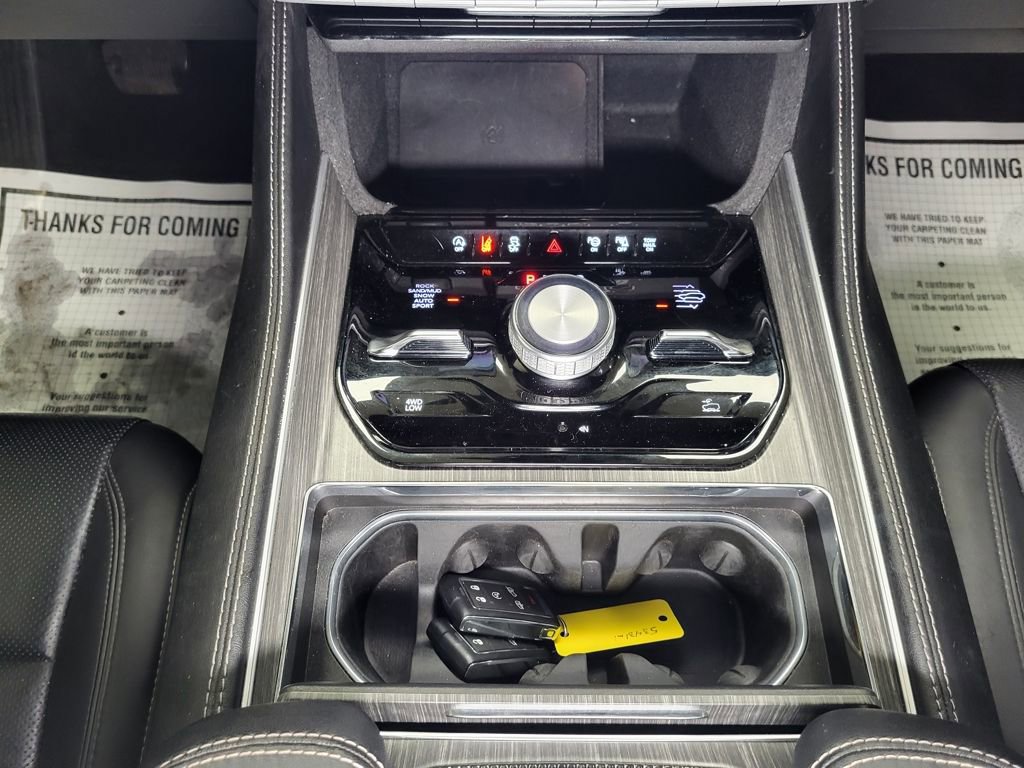 Used 2024 Jeep Wagoneer L Series III w/ Premium Group I image 16