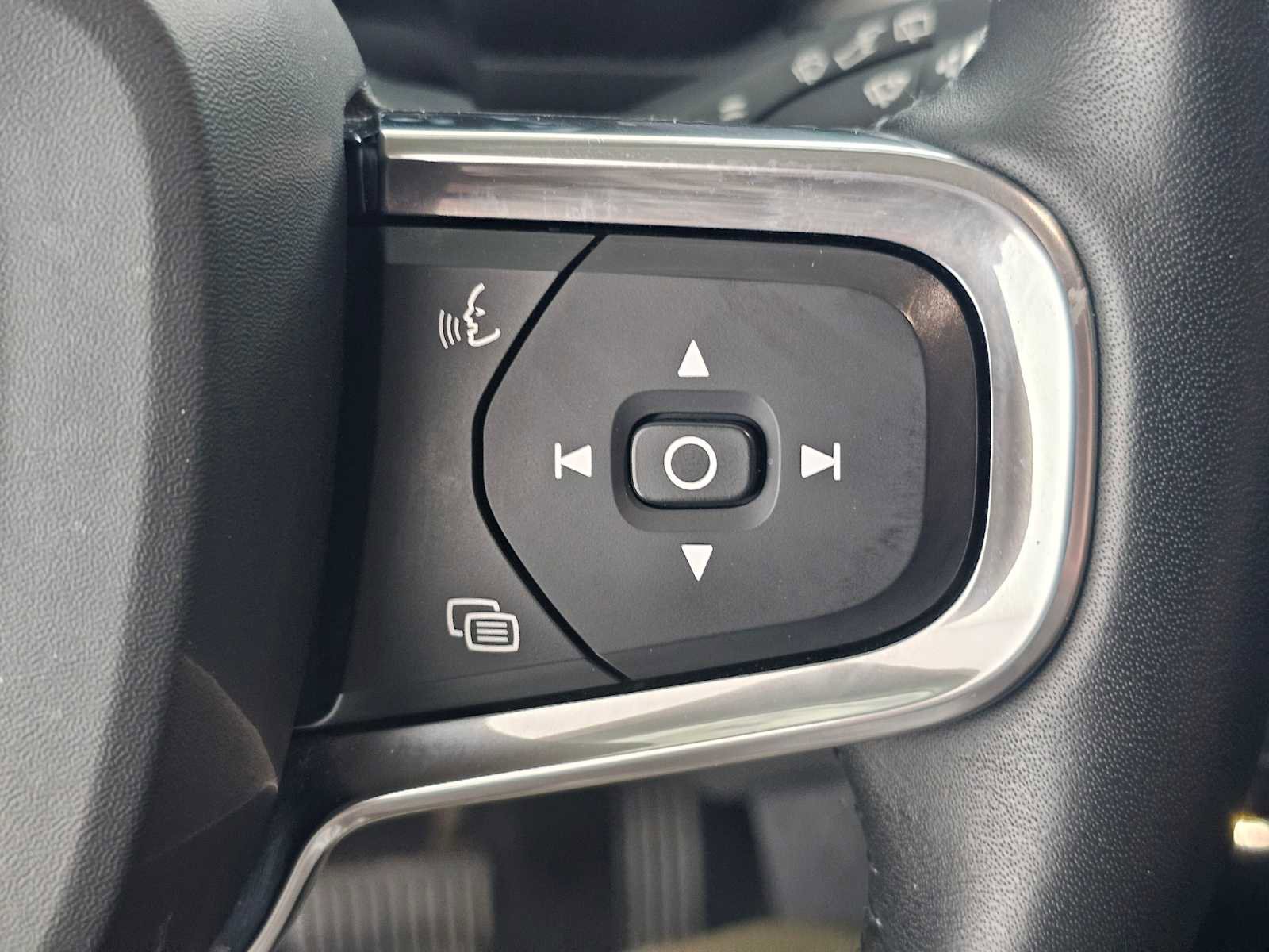 Used 2019 Volvo XC40 T5 Momentum image 28