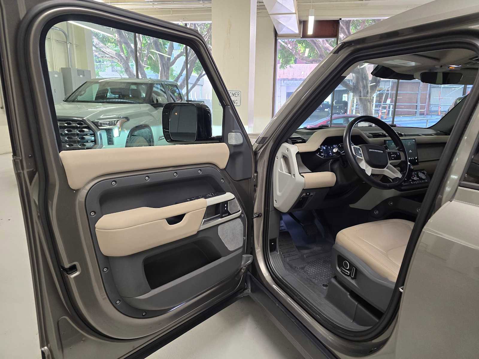 Used 2023 Land Rover Defender 130 SE image 22