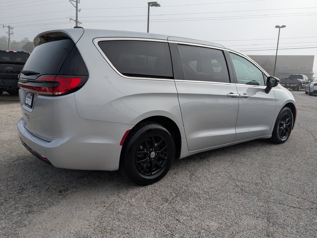 Used 2024 Chrysler Pacifica Touring-L FWD image 5