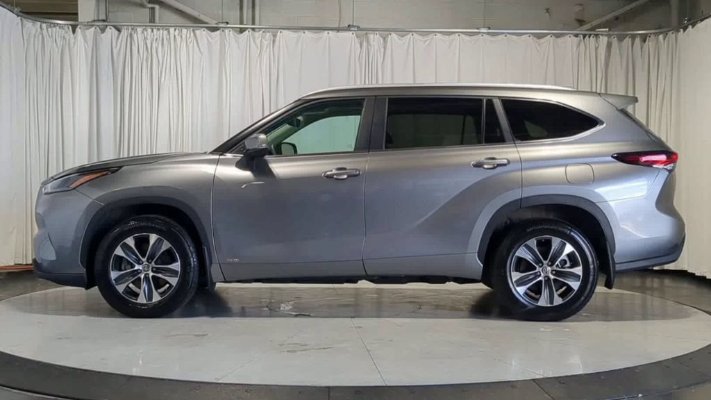 Used 2025 Toyota Highlander XLE AWD/4WD image 6