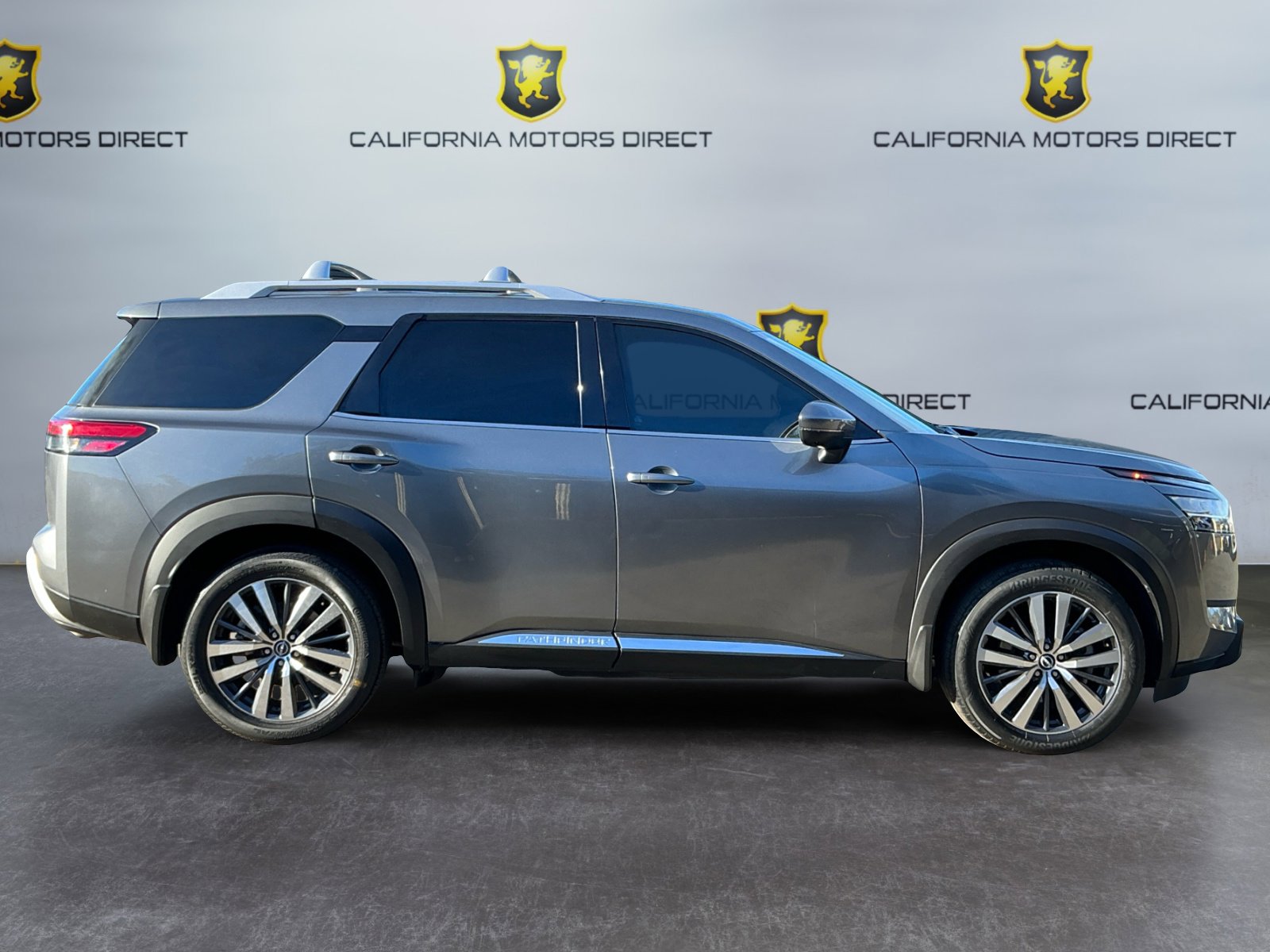 Used 2022 Nissan Pathfinder Platinum w/ Cargo Package image 4