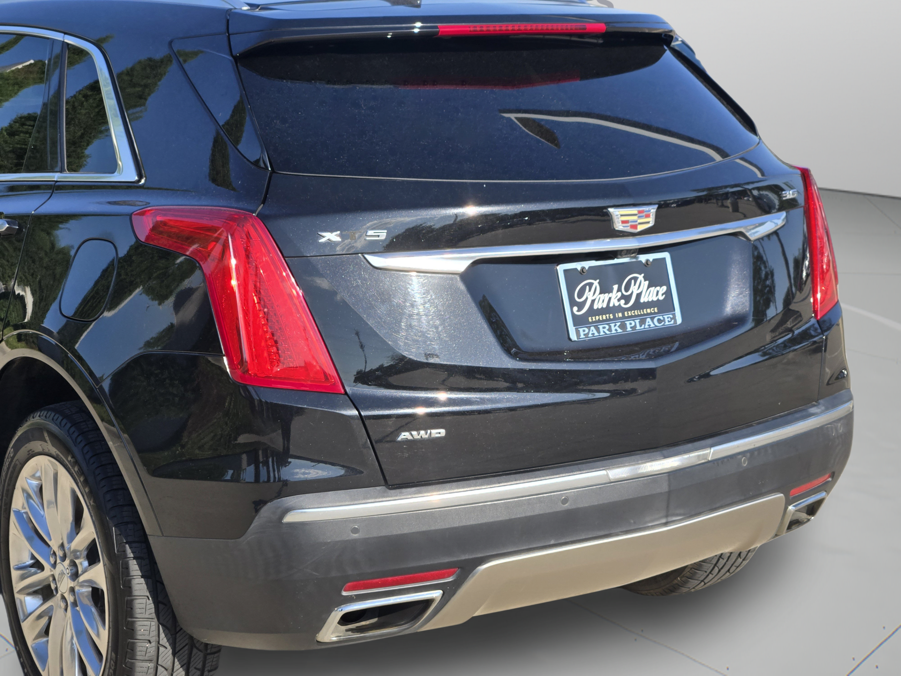 Used 2017 Cadillac XT5 Platinum AWD/4WD image 32