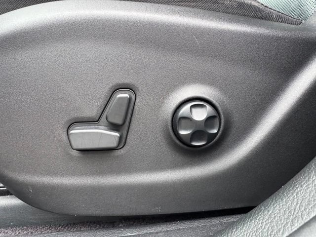 Used 2016 Jeep Cherokee Overland AWD/4WD image 15