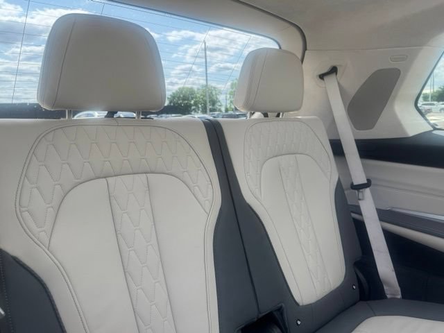 Used 2024 BMW X7 M60i w/ Climate Comfort Package AWD/4WD image 32