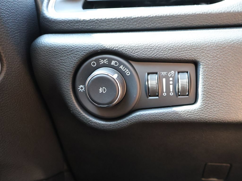 Used 2025 Chrysler Pacifica Limited FWD image 31