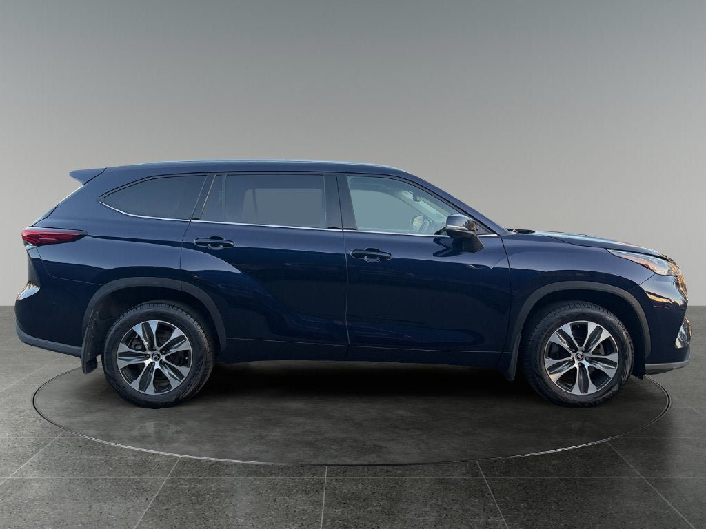 Used 2021 Toyota Highlander XLE AWD/4WD image 11