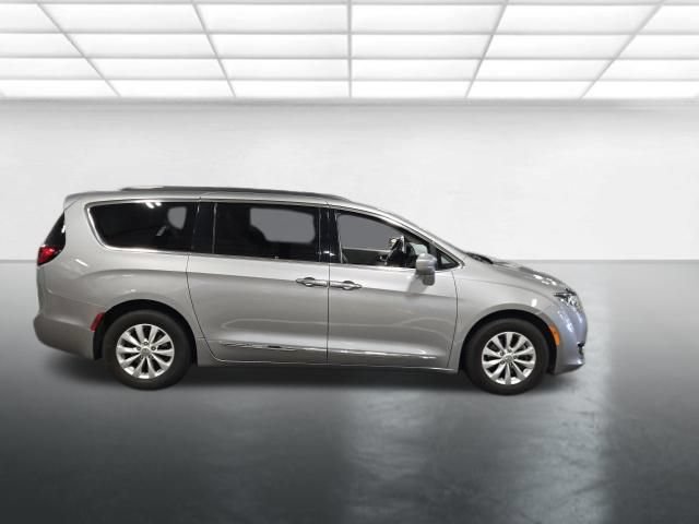 Used 2017 Chrysler Pacifica Touring-L FWD image 3
